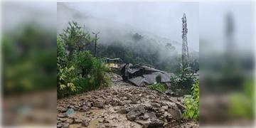 Read more about - Sikkim | টানা বৃষ্টিতে সিকিমে বিপর্যয়, ধসে রিম্বিতে ভাঙল ৩০টি বাড়ি, বন্ধ ১০ নম্বর জাতীয় সড়ক!