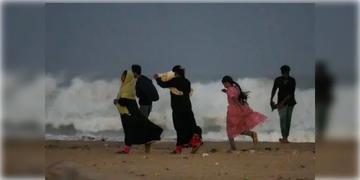 Read more about - West Bengal Weather | অশান্ত বঙ্গোপসাগর, লাল সতর্কতা জারি রাজ্যের ১১ টি জেলায় !