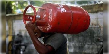 Read more about - একধাক্কায় ৫০ টাকা বাড়লো রান্নার গ্যাসের দাম, আপনার শহরে কত?