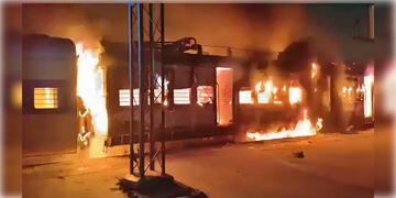 Read more about - Train Fire | ভোররাতে প্যাসেঞ্জার ট্রেনে অগ্নিকান্ড, পুড়ে ছাই তিনটি বগি, চাঞ্চল্য বিহারে