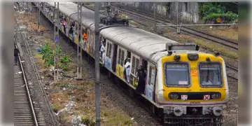 Read more about - রেল দুর্ঘটনার জেরে শিয়ালদহে লোকাল ট্রেন পরিষেবা ব্যাহত হল, ১৮টি ট্রেন বাতিল করা হয়েছে