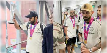 Read more about - Indian Cricket Team | বিশ্বকাপজয়ী ভারতীয় ক্রিকেট টিম দেশে ফিরতেই উচ্ছ্বাসের বন্যা! আর কিছুক্ষনেই প্রধানমন্ত্রীর সঙ্গে সাক্ষাৎ!