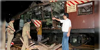 Read more about - Mumbai Train Blast | মুম্বই ট্রেন বিস্ফোরণে মৃত্যু হয়েছিল ১৮৯ জনের! হাইকোর্টের রায়ে ১৯ বছর পর বেকসুর খালাস অভিযুক্তরা!