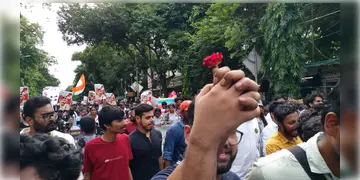 Read more about - Lalbazar Abhijan | ' ফুল হাতে এসেছিলাম আর ওরা ওয়েলকাম করতে ব্যারিকেড করে দিয়েছে', লালবাজার অভিযানে ক্ষুব্ধ জুনিয়র চিকিৎসকরা