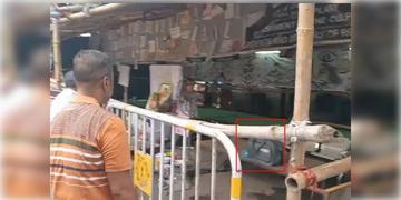 Read more about - R G Kar | আরজিকর কলেজ ও হাসপাতালে বোমাতঙ্ক! আন্দোলনরত চিকিৎসকদের ধরনা মঞ্চে পরে পরিত্যক্ত ব্যাগ