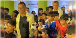 Read more about - Cafu in Kolkata | কলকাতায় কাফু! প্রান্তিক শিশুদের হাতে ফুটবল তুলে দিলেন বিশ্বজয়ী অধিনায়ক!