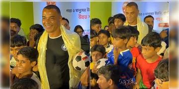 Read more about - Cafu in Kolkata | কলকাতায় কাফু! প্রান্তিক শিশুদের হাতে ফুটবল তুলে দিলেন বিশ্বজয়ী অধিনায়ক!