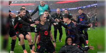 Read more about - Benfica vs Barcelona | ২ গোলে পিছিয়ে থেকেও দুর্দান্ত কামব্যাক! ৯ গোলের থ্রিলার ম্যাচে বেনফিকাকে হারিয়ে শেষ ষোলোতে বার্সা