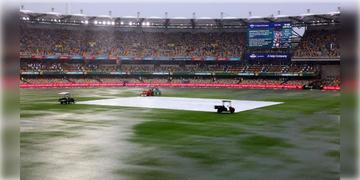 Read more about - IND vs AUS । বৃষ্টির জেরে গাব্বায় বন্ধ খেলা, ঢেকে দেওয়া হলো পিচ, প্রি লাঞ্চের তোড়জোড় অজিদের