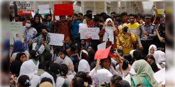 Read more about - Bangladesh | ফের জুলাই আন্দোলনে উত্তপ্ত বাংলাদেশ! পুলিশের লাঠিপেটায় আহত হয়ে হাসপাতালে ভর্তি ৭৫ ছাত্র!