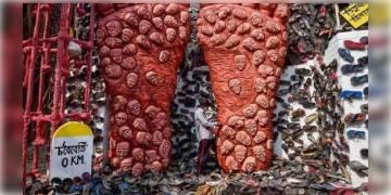 Read more about - প্যান্ডেল-সজ্জায় ব্যাবহৃত হয়েছে জুতো, ‘ধর্মবিশ্বাসে আঘাত’ হানার অপরাধে দমদমের পুজো কমিটিকে আইনি নোটিশ