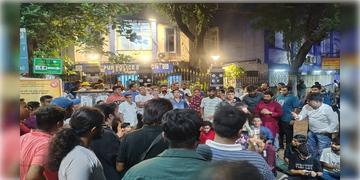Read more about - Jadavpur University | রাতভর ছাত্র সংঘর্ষ! অশান্ত যাদবপুর, পড়ুয়াদের আটকে রেখে আগুন লাগানোর অভিযোগ