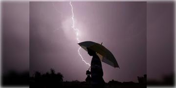 Read more about - Weather Update | আজ কলকাতা-সহ দক্ষিণবঙ্গের একাধিক জেলাতে বজ্রবিদ্যুৎ-সহ বৃষ্টির সম্ভাবনা, রয়েছে কালবৈশাখীর সতর্কতাও!