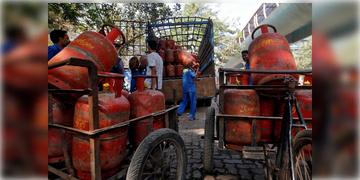Read more about - LPG | রান্নার গ্যাস সরবরাহ বন্ধ হলে কত দিন টানতে পারবে ভারত? কত মজুত রয়েছে LPG?
