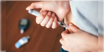 Read more about - Diabetes | বিশেষ কিছু কারণে এই মানুষদের ডায়াবেটিস হওয়ার আশঙ্কা থাকে বেশি! এই তালিকায় আপনি নেই তো? সঙ্গে জানুন কীভাবে নেবেন ইনসুলিন?