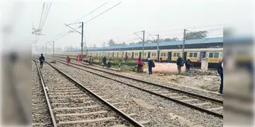 Read more about - Nadia Train Accident | প্রধানমন্ত্রীর সভায় যোগ দিতে এসে ট্রেনের ধাক্কায় মৃত্যু হল ৪ জনের!