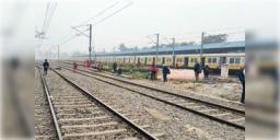 Read more about - Nadia Train Accident | প্রধানমন্ত্রীর সভায় যোগ দিতে এসে ট্রেনের ধাক্কায় মৃত্যু হল ৪ জনের!