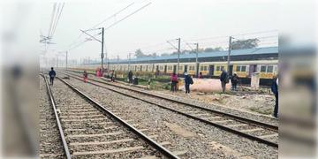 Read more about - Nadia Train Accident | প্রধানমন্ত্রীর সভায় যোগ দিতে এসে ট্রেনের ধাক্কায় মৃত্যু হল ৪ জনের!