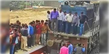 Read more about - দীর্ঘ প্রায় ৮৭ বছর পর ট্রেন এসে দাঁড়ালো, উদ্বেল নির্মলবাসী 