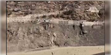 Read more about - উত্তরাখণ্ডের চামোলিতে হিমবাহ ভেঙে তুষারধসে বিপর্যয়ের পর চলছে উদ্ধারকাজ, মৃত ১০, নিখোঁজ ১৭০ 