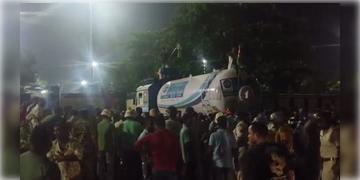 Read more about - Indian oil | বজবজে ব্যাপক উত্তেজনা, সিলিন্ডারের ‘ক্যাপ’ খুলে ‘ডেডলি প্রোটেস্ট’, গ্রেপ্তার ৯০ বিক্ষোভকারী