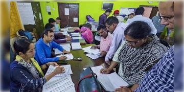 Read more about - SIR Voter List | ভোটার তালিকায় লাখে লাখে নাম বাদ, কতজন যোগ্য ভোটার? বিজ্ঞপ্তি প্রকাশ কমিশনের