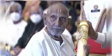 Read more about - অবশেষে সব বিতর্কের অবসান, বাংলাদেশ সাফ জানিয়ে দিল পদ্মশ্রী শিবানন্দের বয়স ১২৬-ই