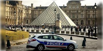 Read more about - Louvre Museum | ল্যুভর জাদুঘর থেকে দিনেদুপুরে চুরি! দুই সন্দেহভাজনকে গ্রেপ্তার পুলিশের
