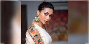 Read more about - হাল্কা সাজ পরনে জমকালো দক্ষিণী শাড়ি, মিষ্টি হাসিতেই এবার পুজোয় ‘বাজি’ মাত অভিনেত্রী মিমি চক্রবর্তীর