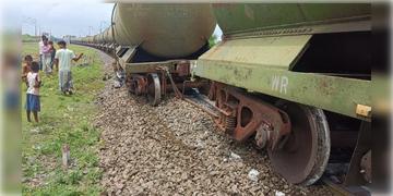 Read more about - Train Derailed | মালদায় লাইনচ্যুত মালগাড়ির ৫টি বগি! এই নিয়ে ২ মাসে পরপর ৫টি রেল দুর্ঘটনা