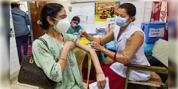 Read more about - হোয়াটসঅ্যাপে আগাম বুকিং ছাড়াই সোমবার থেকে কলকাতায় ৪৫ ঊর্ধ্বদের টিকাকরণ