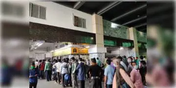 Read more about - লোকাল ট্রেন চালুর প্রথম দিনেই শিয়ালদহ স্টেশনে খারাপ টিকিটের মেশিন, দূরত্ববিধির কোনো বালাই নেই !