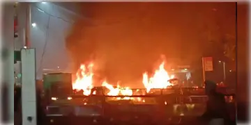 Read more about - Delhi Blast | লালকেল্লার সামনে ভয়াবহ বিস্ফোরণ! উড়ল বহু গাড়ি, আহত একাধিক!