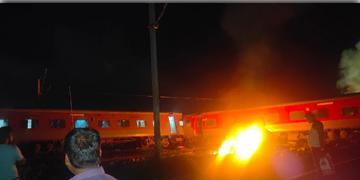 Read more about - Tamilnadu | উৎসবের মধ্যে রেল দুর্ঘটনা! তামিলনাড়ুতে লাইনচ্যুত এক্সপ্রেসের অন্তত ২টি বগি! সংঘর্ষের পর লাগে আগুনও