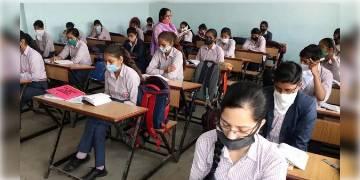 Read more about - দ্বাদশ শ্রেণির বোর্ড পরীক্ষা কী হবে? দু'দিনের মধ্যে চূড়ান্ত সিদ্ধান্ত ঘোষণা করা হবে জানালো কেন্দ্র