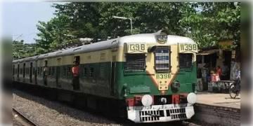 Read more about - ১জুলাই পর্যন্ত লোকাল ট্রেন চালানোর অনুমতি না দিলেও বুধবার থেকে চলবে আরও ৬৫টি স্টাফ স্পেশ্যাল ট্রেন
