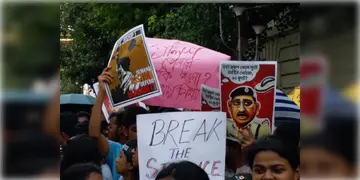 Read more about - Lalabazar Abhijan | 'পুলিশের ব্যর্থতা মেনে নিয়েছেন সিপি', দীর্ঘ বৈঠক শেষে লালবাজার থেকে বেরিয়ে বললেন জুনিয়র চিকিৎসকদের প্রতিনিধি দল