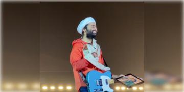 Read more about - Arijit Singh | মঞ্চে উড়ে এলো হুডি, টাকা, গায়কের ছবি! হাসি মুখে সই করে দর্শকদের ফেরালেন মাটির মানুষ অরিজিৎ সিং