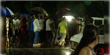 Read more about - Kolkata Strong Room | ভবানীপুরে স্ট্রংরুমের সামনে বিক্ষোভ তৃণমূল-বিজেপির, বৃষ্টি ভিজে শাখাওয়াত মেমোরিয়ালে খোদ মুখ্যমন্ত্রী!