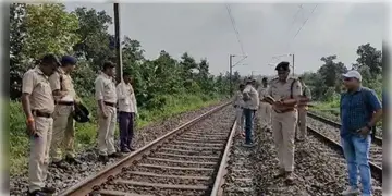 Read more about - Garbeta | গড়বেতার রেল লাইনে বিস্ফোরণ! থেমে গেলো রাজধানী এক্সপ্রেস! নেপথ্যে মাওবাদীদের হাত?