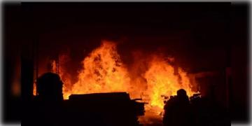 Read more about - Howrah Fire | ভরসন্ধ্যায় সাঁকরাইলের প্লাস্টিক কারখানায় বিধ্বংসী অগ্নিকান্ড, ঘটনাস্থলে দমকলের ১০টি ইঞ্জিন