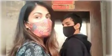 Read more about - এনসিবির দফতরে আবার রিয়া, শৌভিক চক্রবর্তী ও বাবা ইন্দ্রজিৎ চক্রবর্তী হাজির।