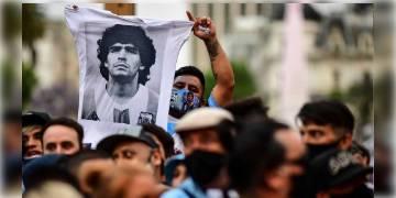 Read more about - মারাদোনার প্রয়াণে শোকস্তব্ধ  বিশ্ব। ভক্তদের ভিড়ে ফুটবলের রাজপুত্রকে জানানো হলো শেষ বিদায়।  