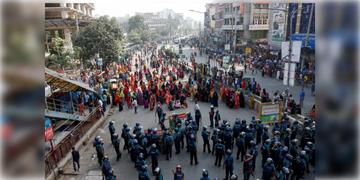 Read more about - Bangladesh Labor Protest | বাংলাদেশে ক্রমশ অশান্তি বাড়ছে গার্মেন্ট সেক্টরে, বন্ধ ১১৪টি পোশাক কারখানা