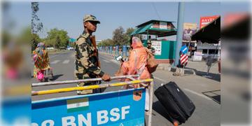 Read more about - IND-PAK | দিল্লিতে মা, অশ্রুসজল চোখে পাকিস্তান ফিরলো খুদে ভাই-বোন! ভিসা বাতিলদের জেরে 'বিচ্ছেদ'!