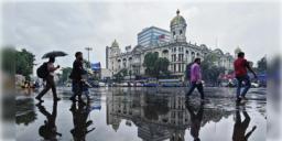Read more about - Weather Update | বর্ষার কাউন্টডাউন শুরু বঙ্গে, ঝমঝমিয়ে বৃষ্টির পূর্বাভাস রাজ্যের একাধিক জেলায়