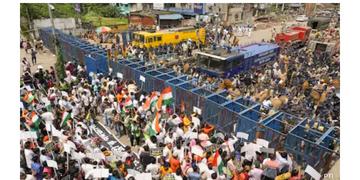 Read more about - Nabanna Abhijan | মাথায় লেগেছে চোট, হাসপাতালে নিয়ে যাওয়া হলো 'তিলোত্তমা'র মা-কে! পুলিশের বিরুদ্ধে উঠলো মারের অভিযোগ!