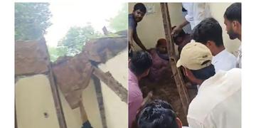 Read more about - Humayun Tomb | দিল্লিতে ভেঙে পড়লো হুমায়ুনের সৌধের একাংশ! চাপা পড়লেন অন্তত ১২-১৩ জন!