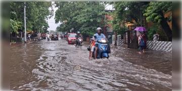 Read more about - Weather Update | সক্রিয় রয়েছে ঘূর্ণাবর্ত, আজও কলকাতা-সহ গোটা দক্ষিণবঙ্গে বজ্রবিদ্যুৎ-সহ মাঝারি থেকে ভারী বৃষ্টির সম্ভাবনা!