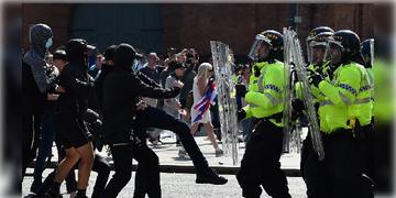 Read more about - Britain Anti-Immigration Protest । ২০১১ সালের পর থেকে এটিই  সবচেয়ে বড় দাঙ্গা! অভিবাসন বিরোধী আন্দোলন ঘিরে ভয়াবহ হিংসায় জ্বলছে ব্রিটেন